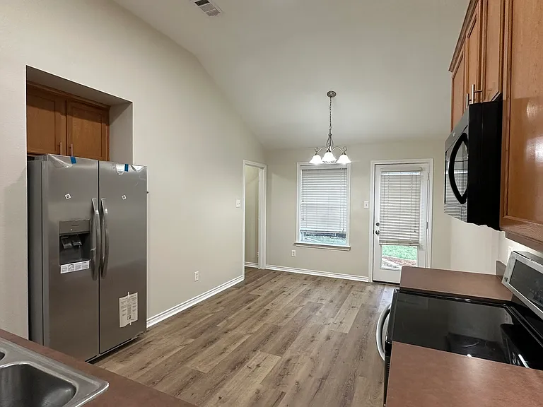 9000 Eastwood Ave — Photo 6