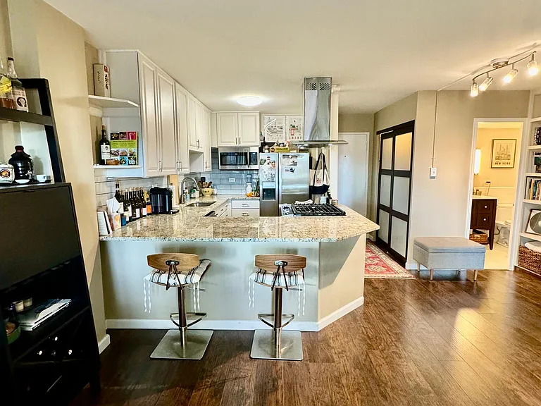 800 N Washington St — Photo 6