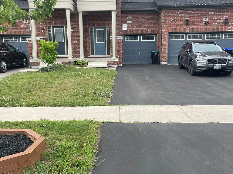 34 Arnold Cres — Photo 1