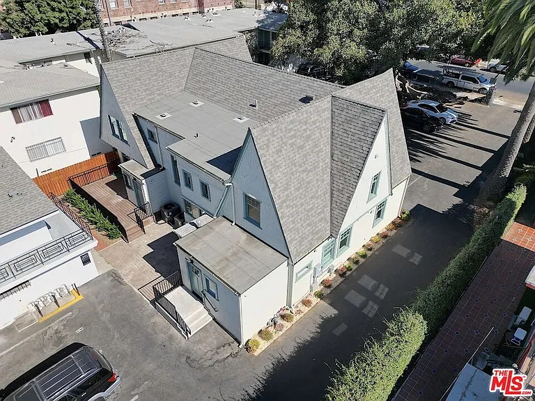 2739 S Budlong Ave — Photo 33