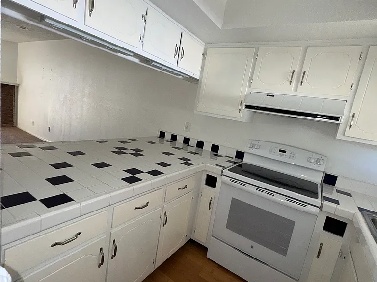 220 Hiawatha Ct E #220 — Photo 3