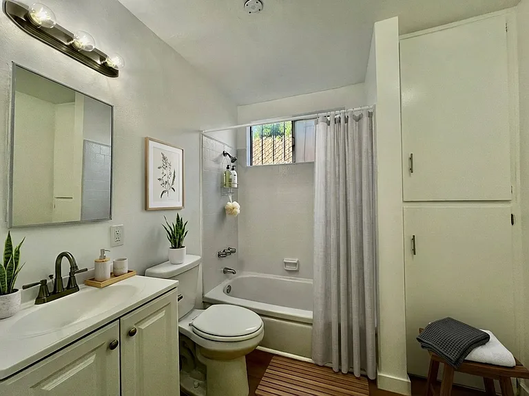 533 W. 75th Street — Photo 10