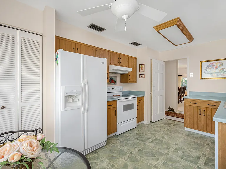 101 W Park Shores Cir #2 — Photo 21