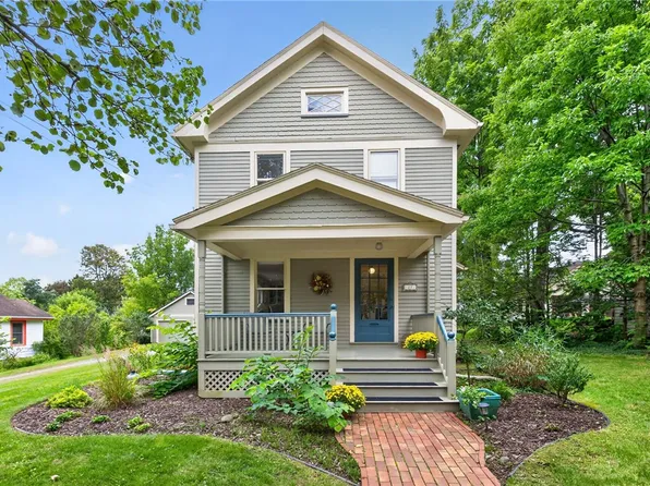 27 Locust St, Pittsford, NY 14534