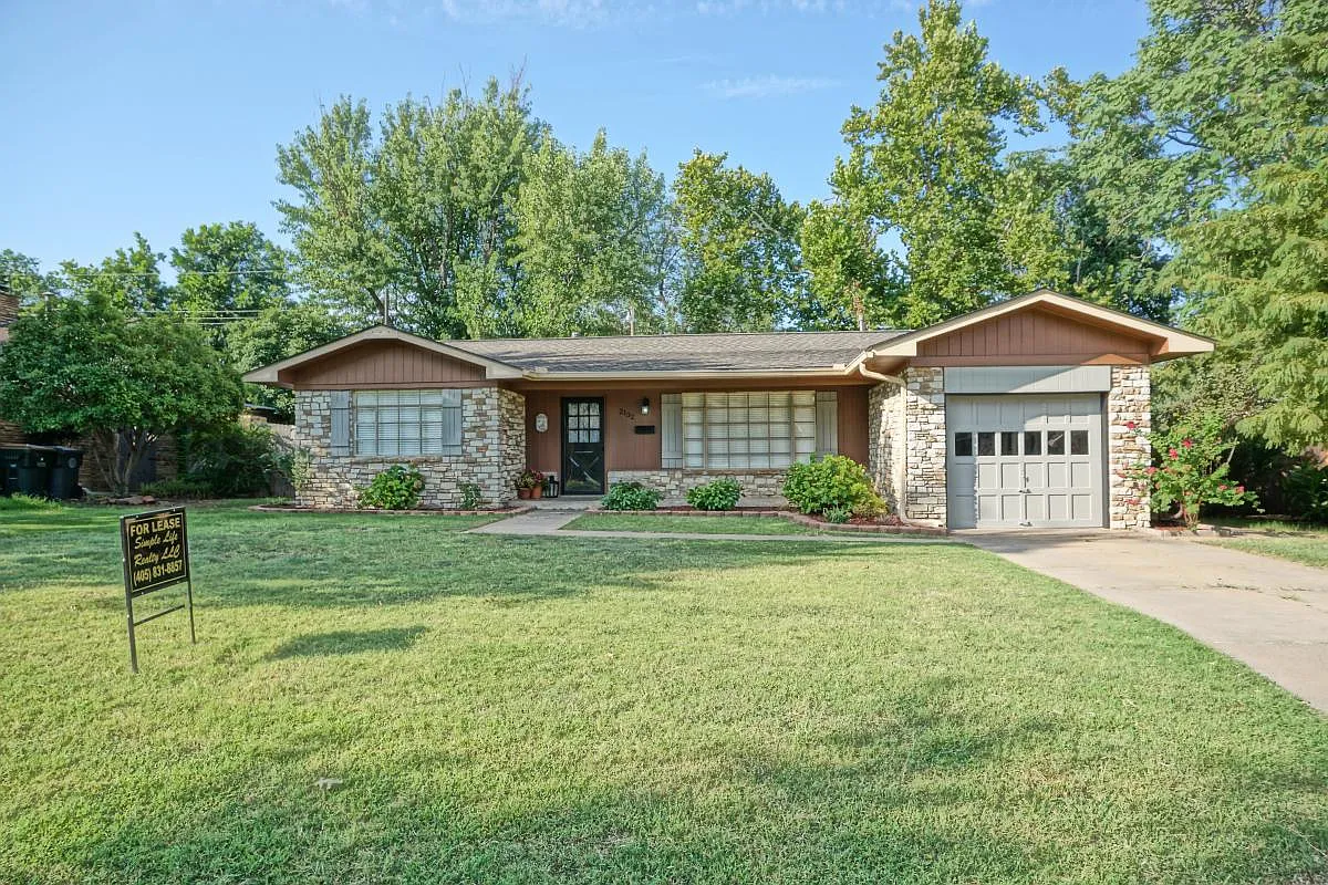 2132 Fremont Dr — Photo 1