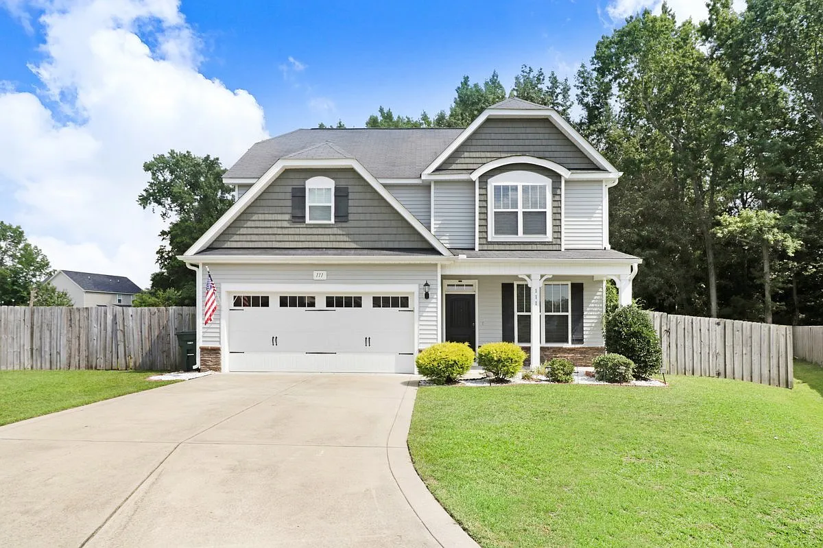 4 bed, 2.5 bath, 2378 sqft, $2,300 — Photo 1