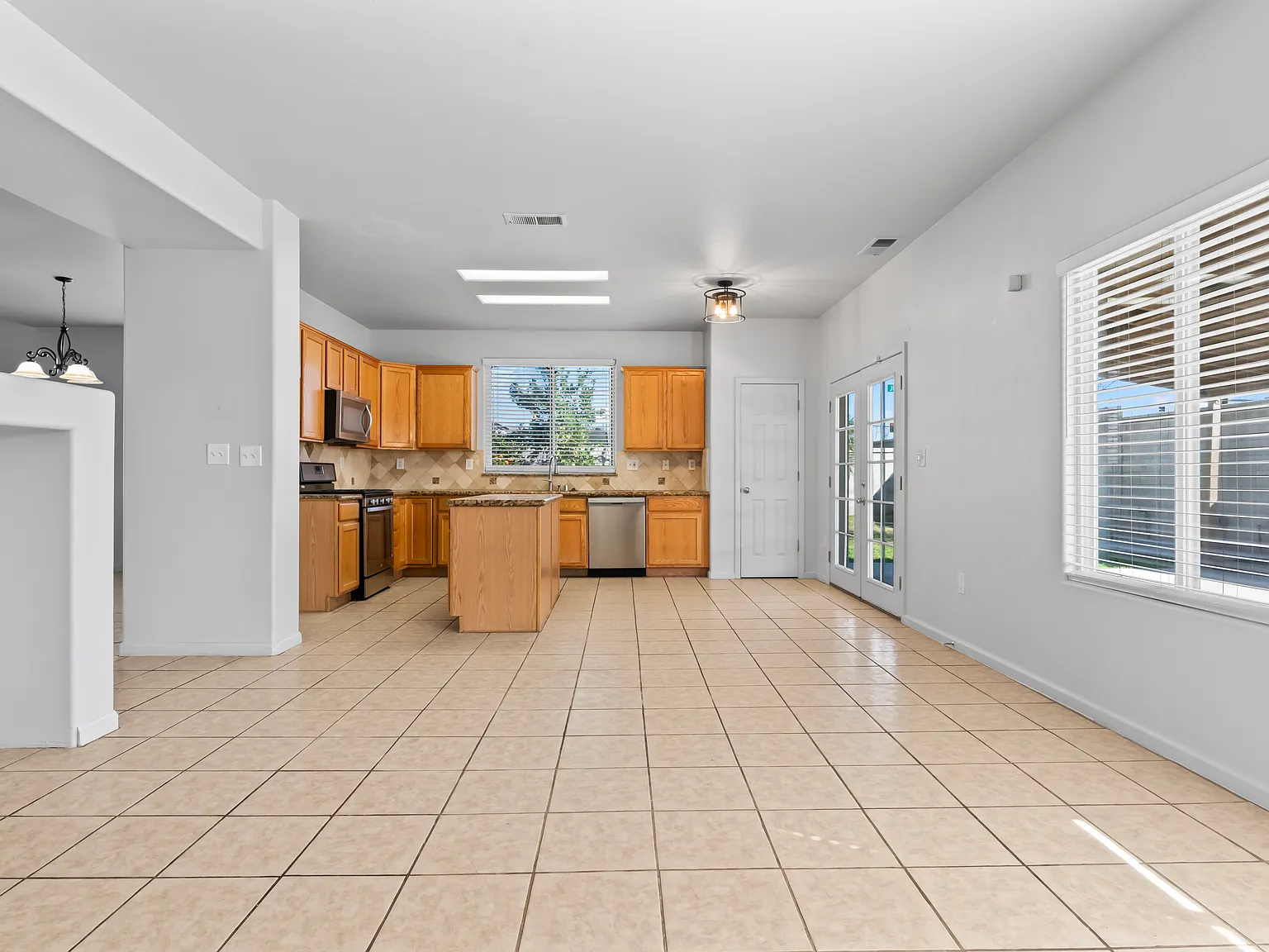 5 bed, 2492 sqft, $3,195 — Photo 2