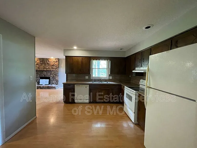 1236 W Winkler St — Photo 5