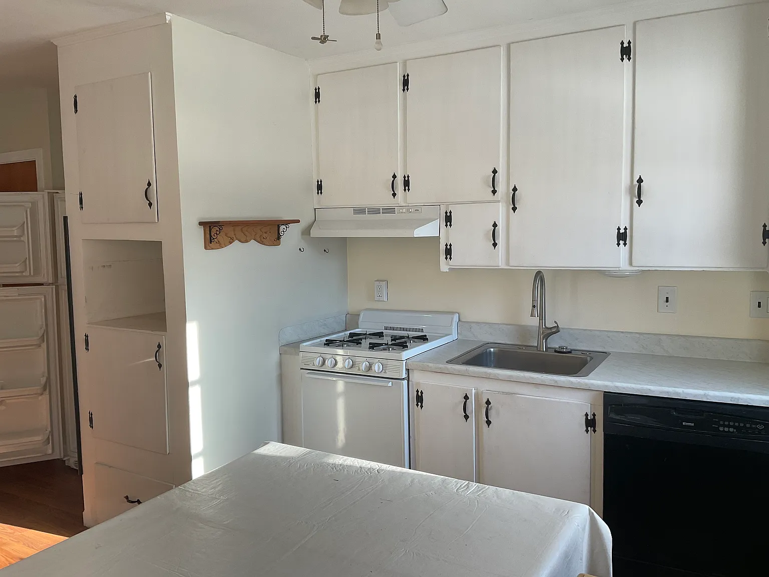 2 bed, 1.5 bath, 1100 sqft, $3,100 — Photo 3
