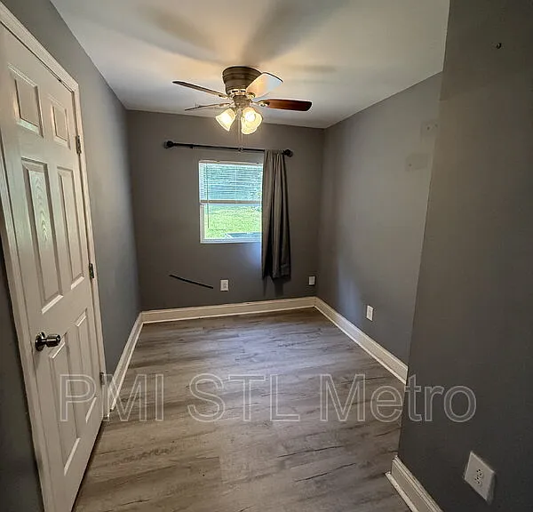 528 Royal Ave — Photo 2