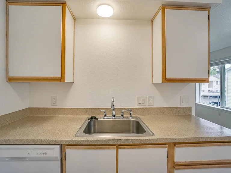 5075-5105 10th Ave NE — Photo 10