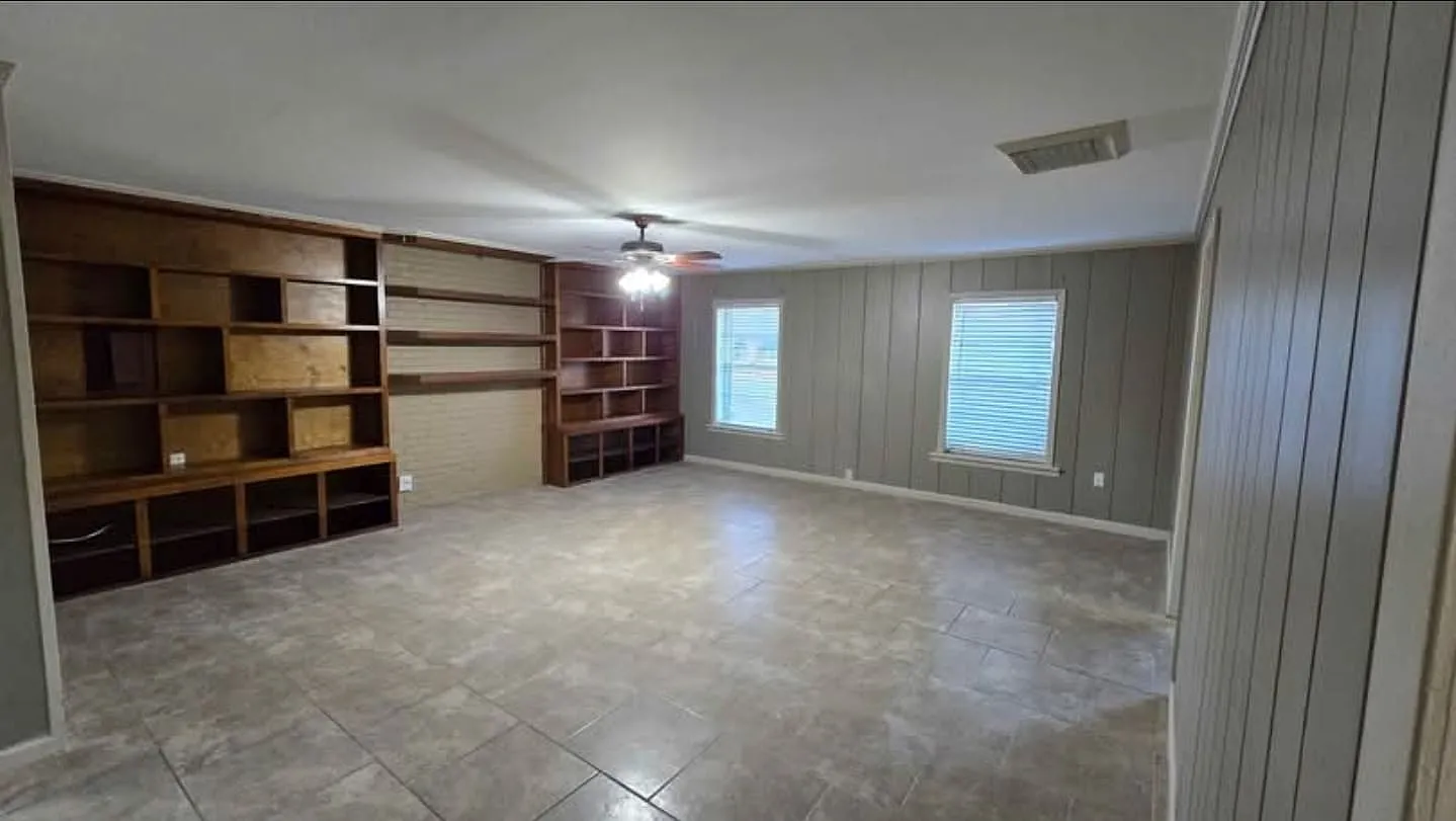 5 bed, 1955 sqft, $2,000 — Photo 2