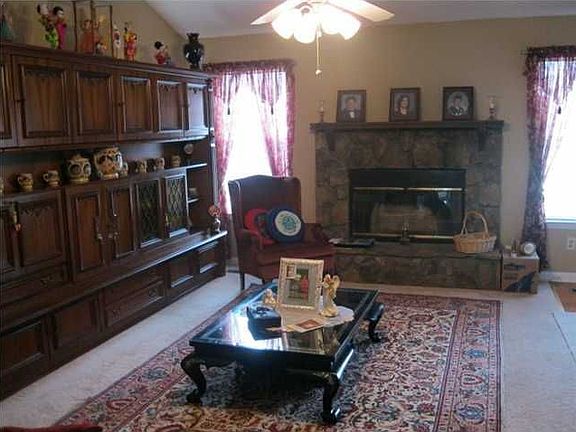 4th image of 423 Rolling Hills Dr
