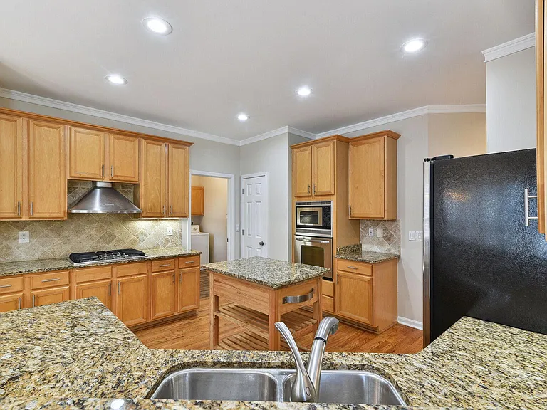 330 Winherst Ln — Photo 6