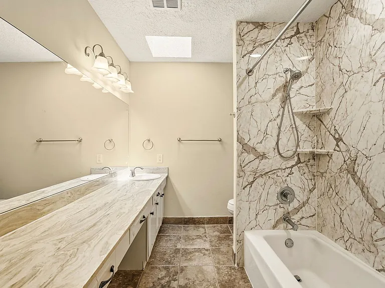 496 N Post Oak Ln — Photo 23