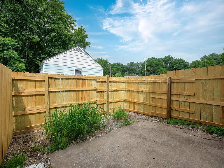 321 W South Ave — Photo 45