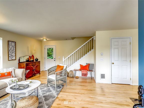 3rd image of 840 Strawberry Lane NW