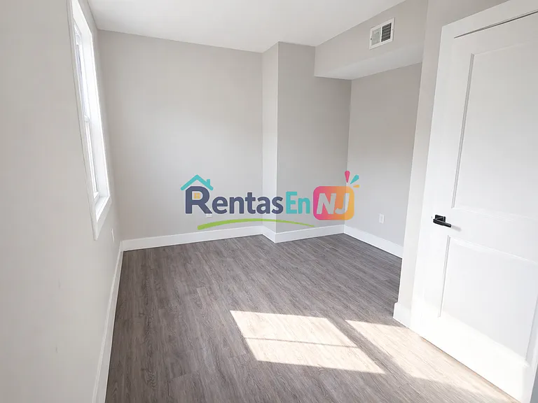 494 S 18th St #3D — Photo 5