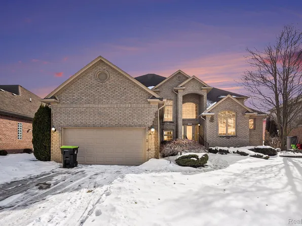 17078 Country Club Dr, Macomb, MI 48042