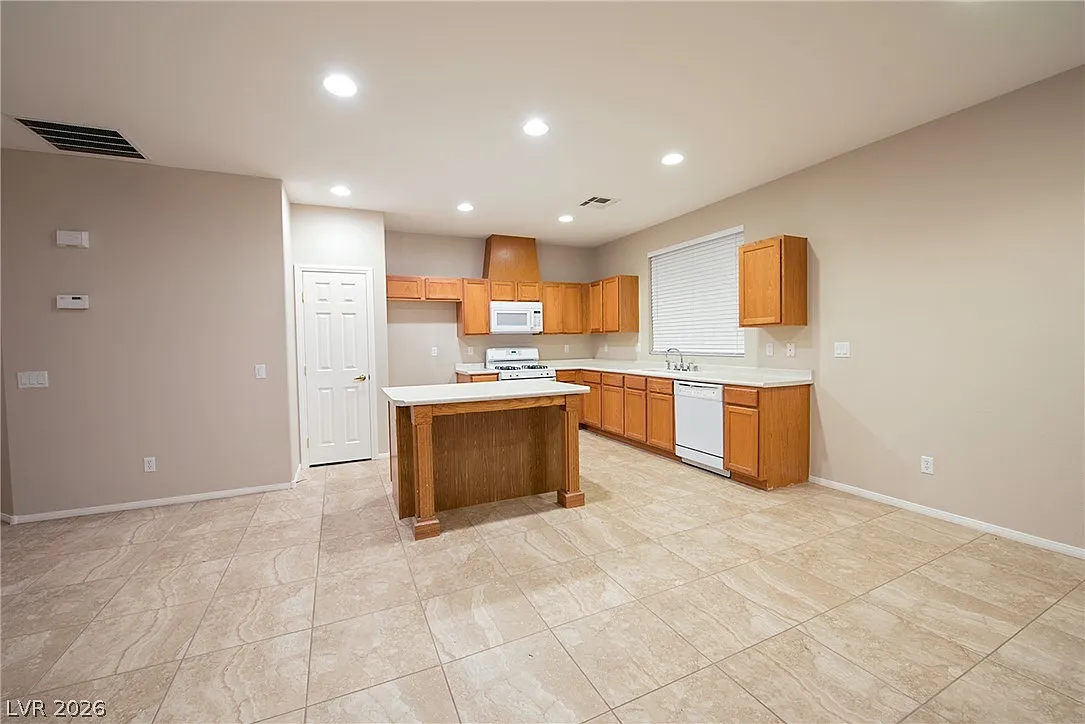 3 bed, 2.0 bath, 1403 sqft, $1,995 — Photo 2