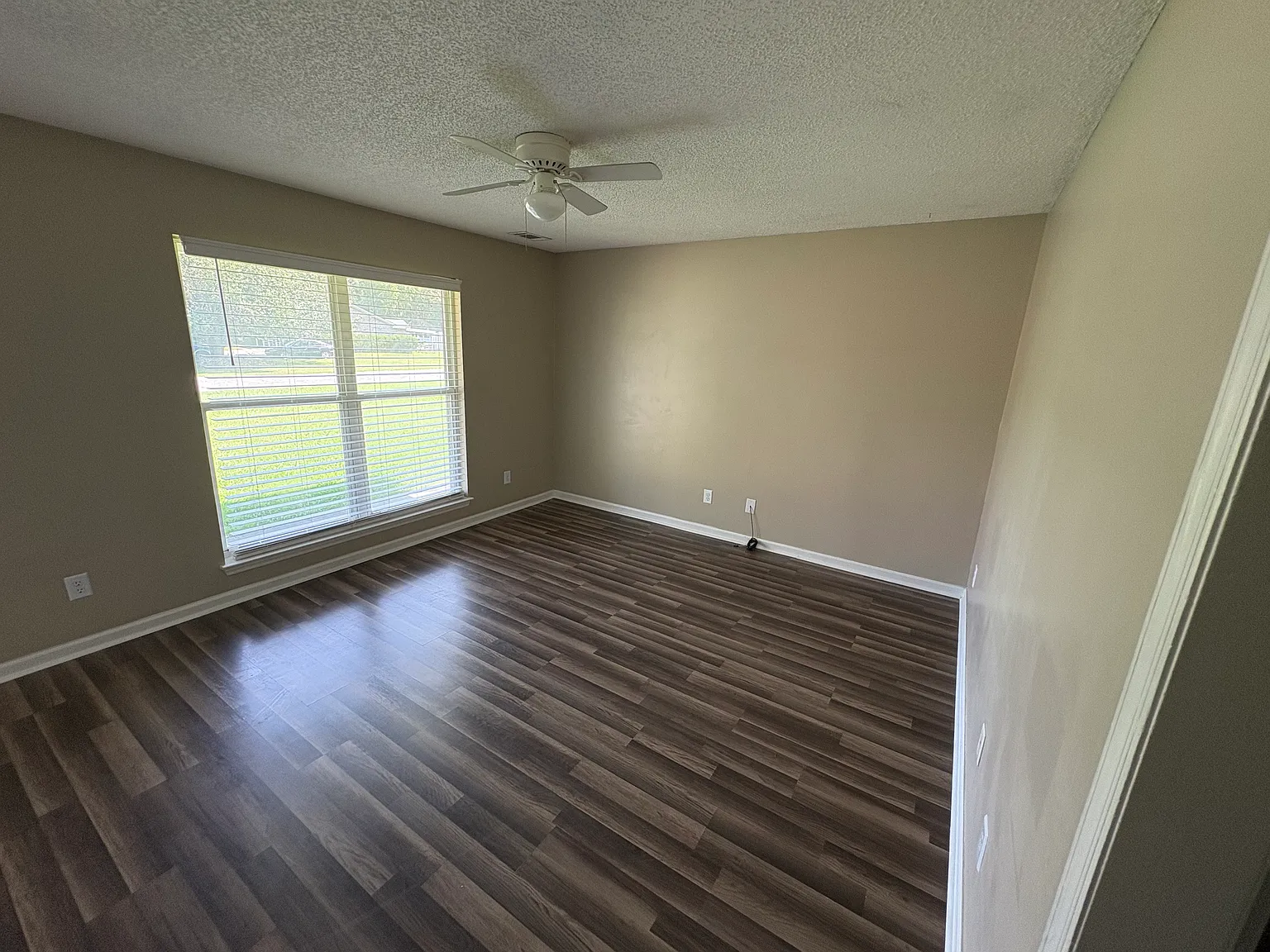 3 bed, 1090 sqft, $2,200 — Photo 3