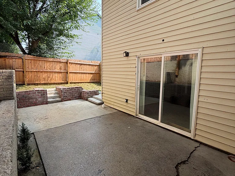 408 Bainbridge Ct — Photo 12