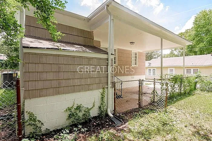 3 bed, 1.0 bath, 1049 sqft, $829 — Photo 4