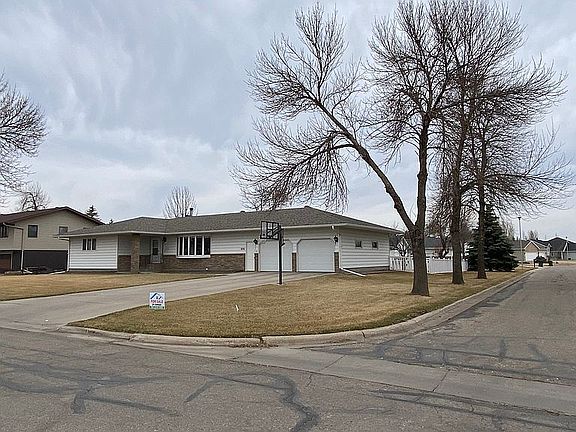 2nd image of 606 3rd Ave NE