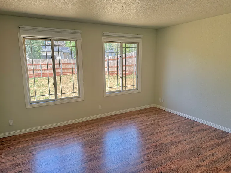 9015 Phoenix Ave — Photo 12