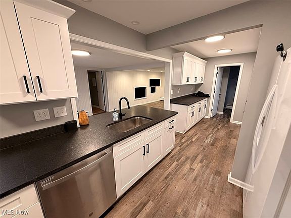 5th image of 523 Atterbury Blvd