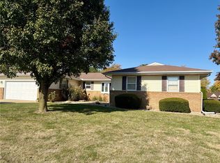 9 Greenbriar Dr, Mattoon, IL 61938