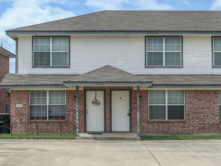 807 Leifester Cir #B — Photo 2