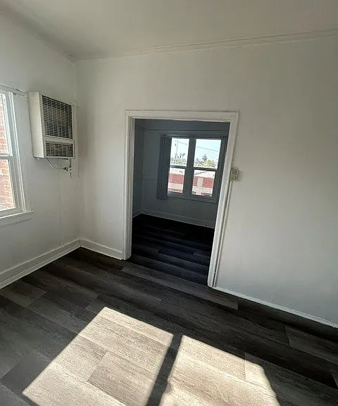 2500 S Hobart Blvd — Photo 7