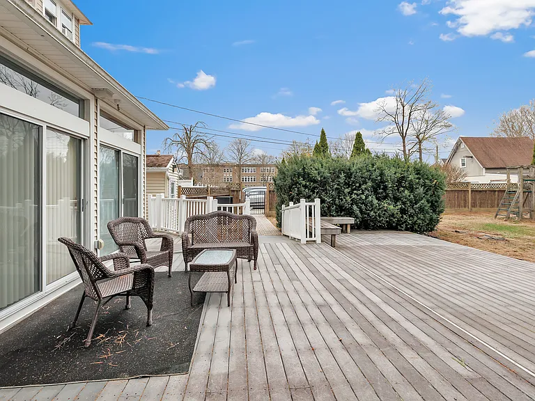 292 Coram Ave — Photo 16