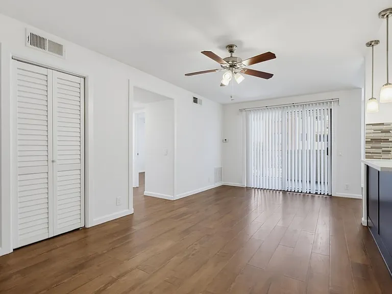 524 Venice Way — Photo 3