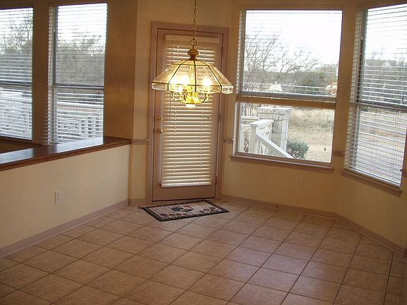 breakfast area with bay window