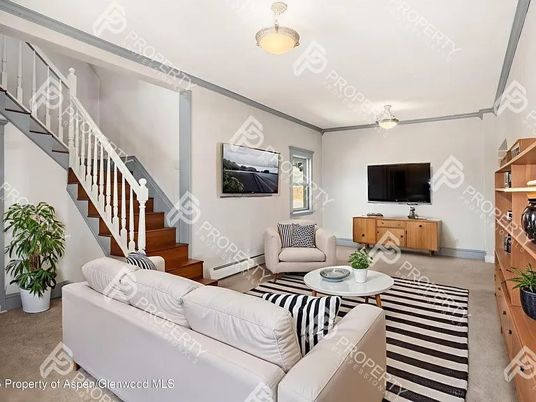 440 Whiteriver Ave — Photo 3