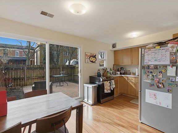 4th image of 1631 W Belle Plaine Ave #Townhouse