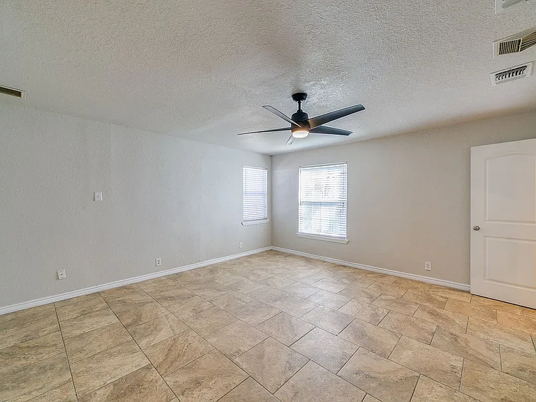 470 Dresden Dr — Photo 14