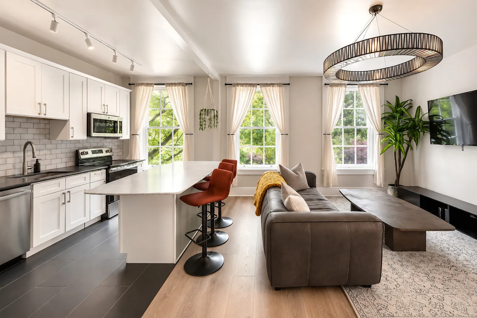 1 bed, 1.0 bath, 893 sqft, $3,569 — Photo 2