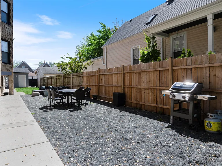 2833 N Whipple St #1R — Photo 17