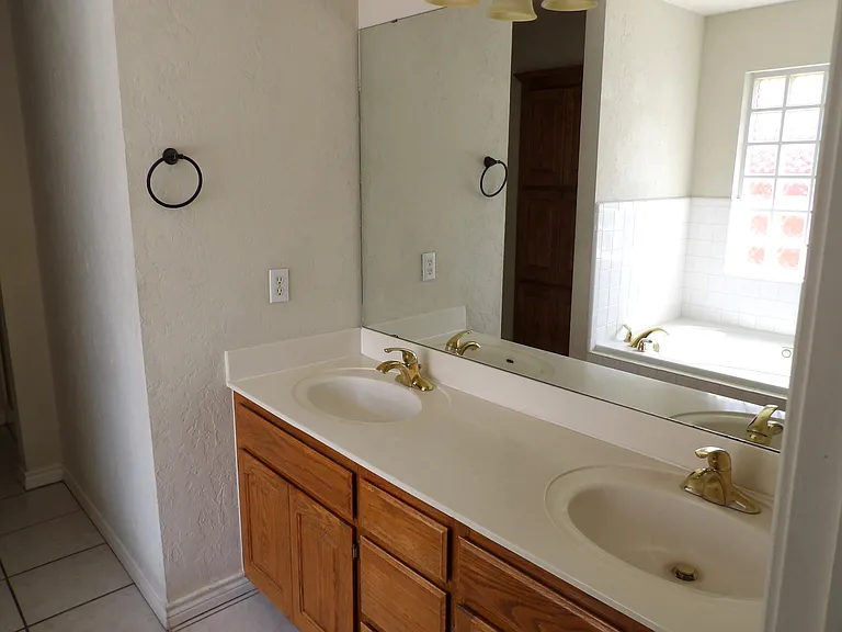 405 SE Lancelot Ln — Photo 10