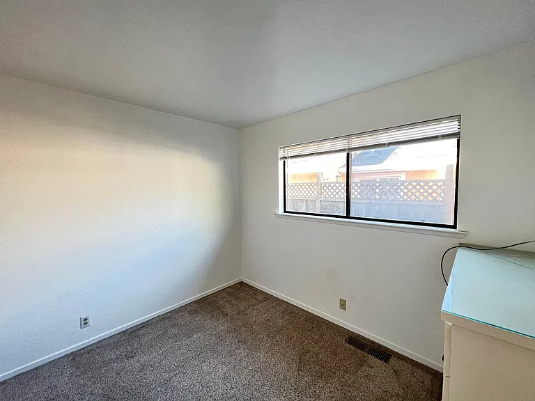1135 Morton Ave — Photo 23