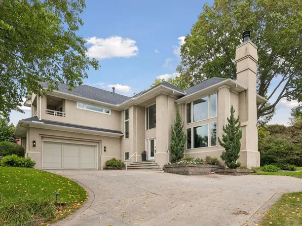 2323 Huntington Point Rd W, Wayzata, MN 55391