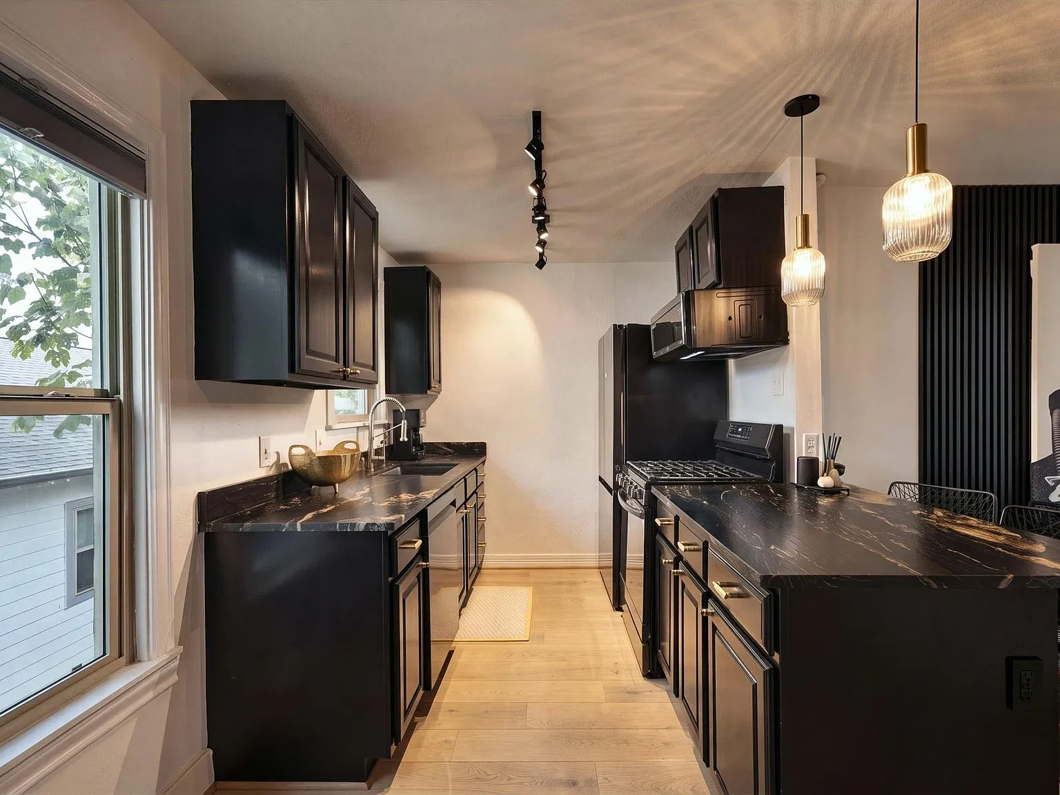2 bed, 2.0 bath, 930 sqft, $2,050 — Photo 4