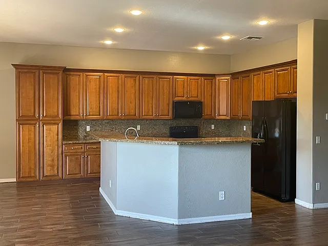 5 bed, 2.5 bath, 3058 sqft, $2,675 — Photo 2