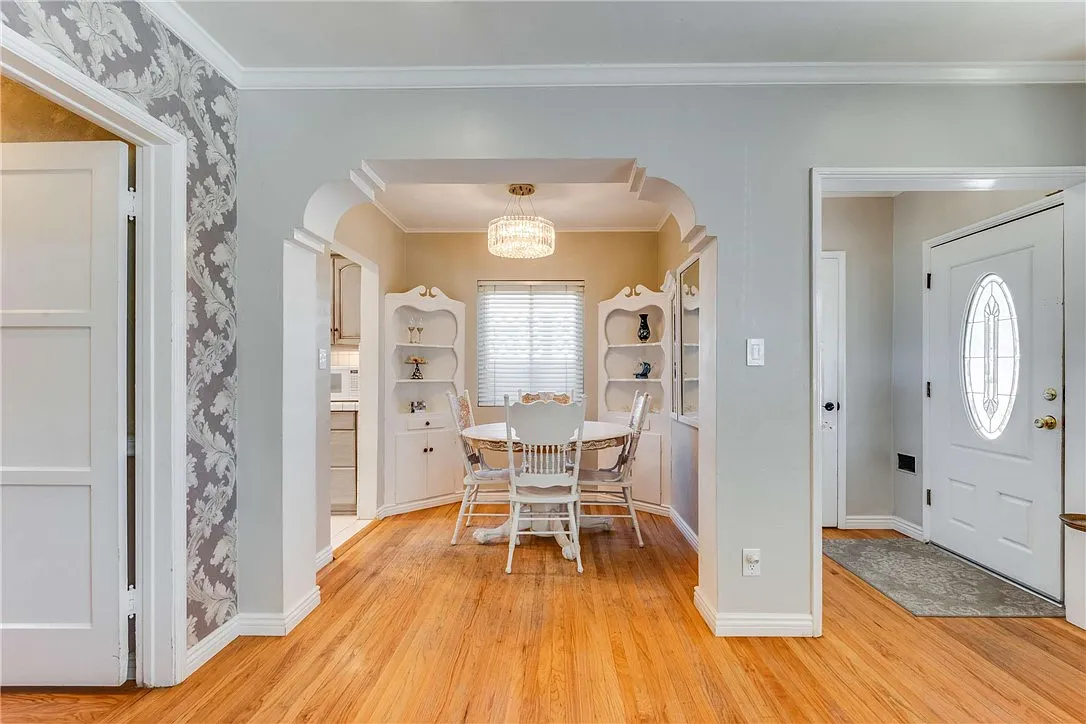 3 bed, 2.5 bath, 2155 sqft, $5,100 — Photo 3
