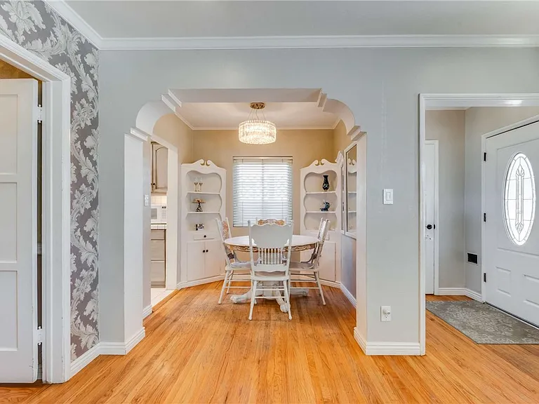 1911 N Fairview St — Photo 3