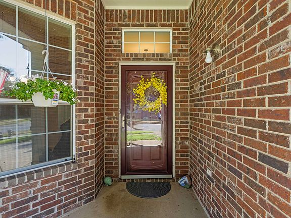 5th image of 621 Winding Brook Ln