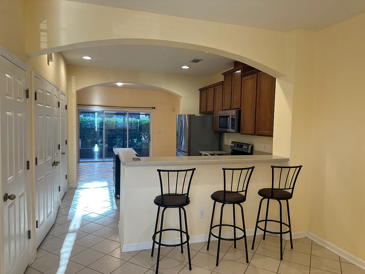 Building Photo - 12997 Sunset Lake Dr